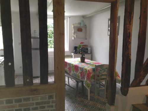 una habitación con una mesa con un mantel. en La Pagerie, en Saint-Gatien-des-Bois