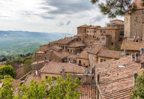 uitzicht op een dorp met huizen en daken bij la terrazza del silenzio in Fattoria Spedaletto