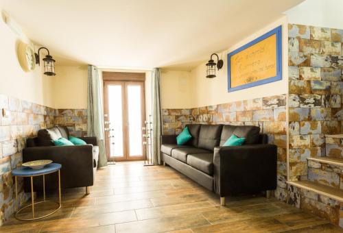 uma sala de estar com dois sofás e uma lareira em La posada del Cani em Cómpeta