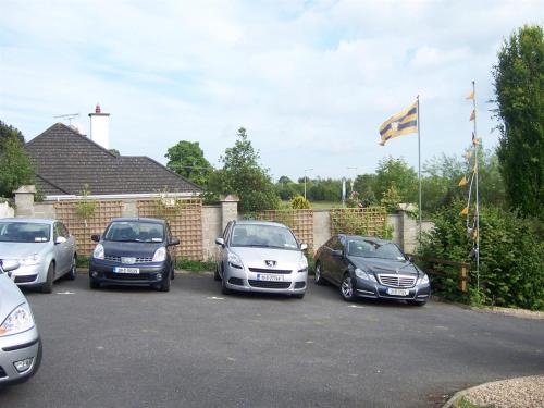 un groupe de voitures garées sur un parking dans l'établissement Launard House, à Kilkenny