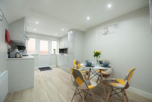 een keuken en eetkamer met een tafel en stoelen bij Laurel House in Reading