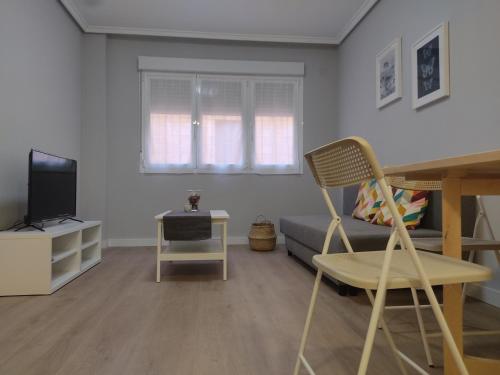 salon z kanapą i telewizorem w obiekcie Las Ildas w mieście Anguiano