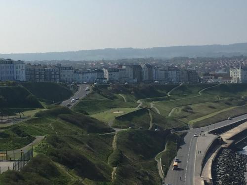 - une vue sur une ville avec une autoroute et des bâtiments dans l'établissement The Leeway, à Scarborough