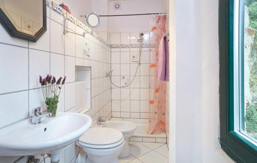 Baño blanco con lavabo y aseo en Casa Berti - Urlaub im Olivenhain en Camaiore