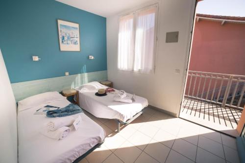 Ένα ή περισσότερα κρεβάτια σε δωμάτιο στο Lou Riou Village Vacances