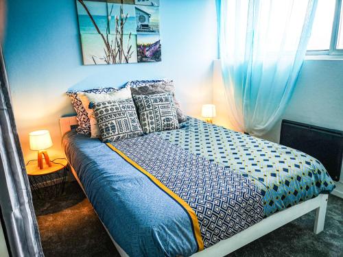 una camera blu con letto e cuscini di Léman Holidays - Le Blue Sky a Sciez