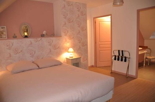 1 dormitorio con 1 cama blanca grande y escritorio en Le Nid de Val'Ry en Saint-Valery-sur-Somme