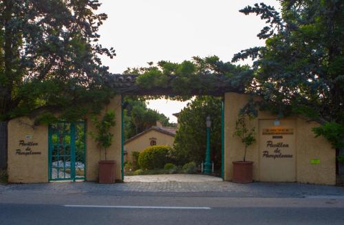 una entrada a un edificio con una puerta y árboles en Le Pavillon de Pampelonne, en Saint-Tropez