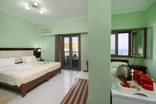 um quarto com uma cama e um lavatório em Avra em Agía Galíni