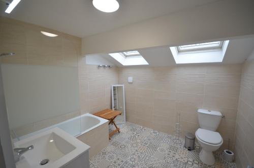 Ванна кімната в L'Escale du Bocage Piscine couverte chauffée
