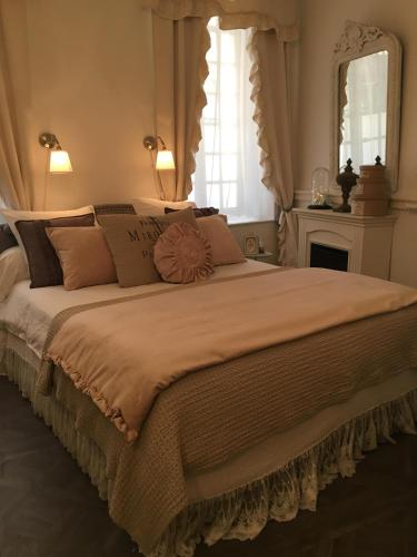 Кровать или кровати в номере L Escapade Aixoise Sauna Balneo Jacuzzi Petit Dejeuner Boissons Netflix Centre Historique