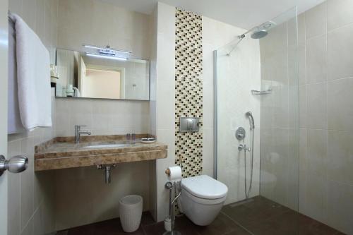 Koupelna v ubytování Catamaran Hotel