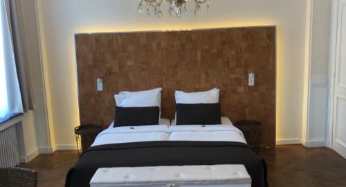 A bed or beds in a room at Hotel Belle-Vie