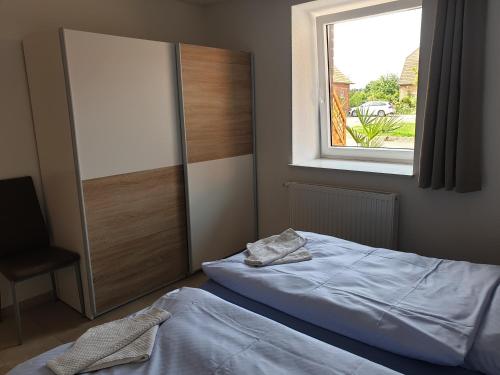 a bedroom with a bed and a window at Angelhof Weseloh Appartement in Bruchhausen-Vilsen