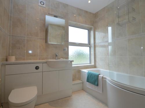 a bathroom with a sink and a tub and a toilet at Lime House in Newark-on-Trent