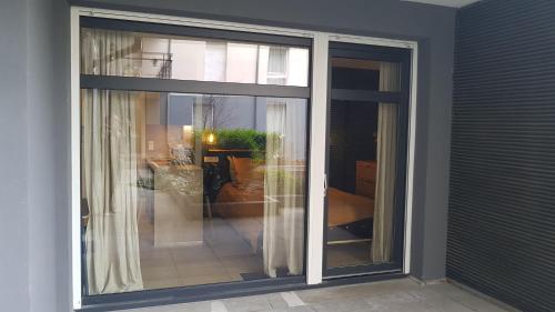 una porta scorrevole in vetro di una casa con una camera di The Little Studio a Strasburgo