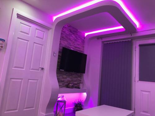 een kamer met een paars licht op het plafond bij Livit Serviced Apartments in Bradford