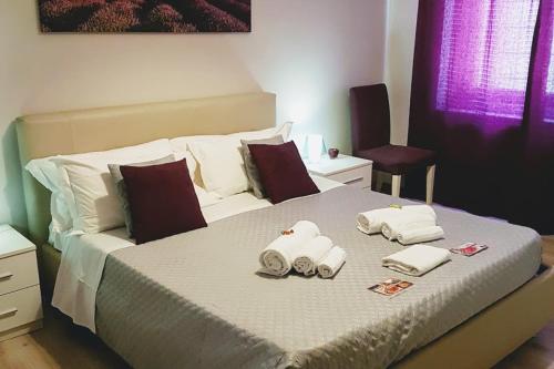 una camera da letto con un letto con asciugamani sopra di Borgo Vaticano 84 Guest House a Roma