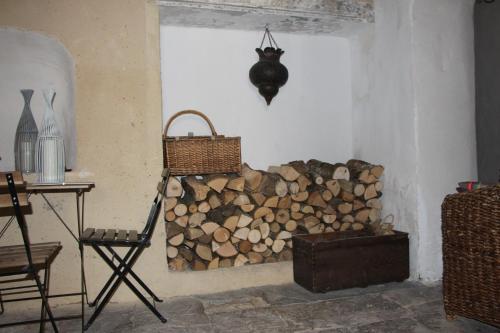 バルジャックにあるMaison Anilaの薪の山と椅子が備わる部屋