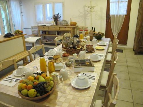 Ein Tisch mit einem Haufen Obst drauf. in der Unterkunft Lou Cardalines in Bédoin