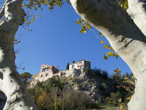 un castillo en la cima de una montaña con árboles en Maison Orsini, en Villeneuve-lès-Avignon