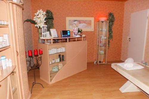 a room with a pharmacy with a pharmacyacistacistacistacist at Malus Ponyhof in Todenbüttel