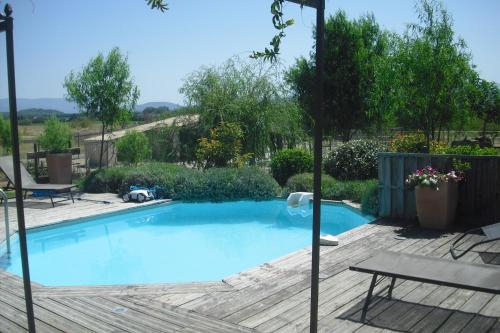 - une piscine avec une table de pique-nique et un banc dans l'établissement Lou mas li Pitchoun 