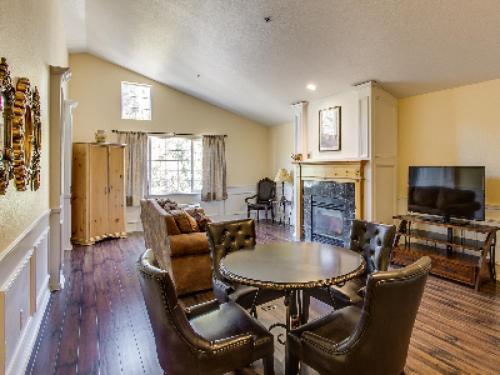 a living room with a table and chairs at Leavenworth Village Inn in Leavenworth