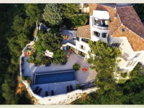 an overhead view of a house with a large blue roof at Metafort in Méthamis