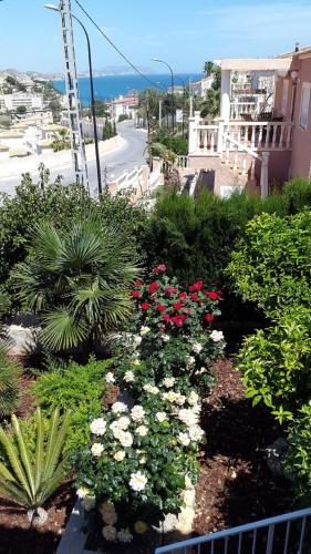 a garden with flowers and plants on a balcony at Villa Casa Kenaz in El Campello