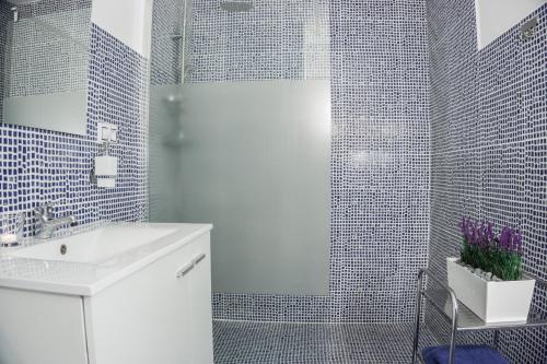 a bathroom with a white sink and a shower at Villa Casa Kenaz in El Campello