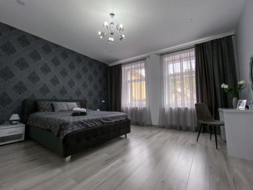 - une chambre avec un lit et un lustre dans l'établissement Studio 5 Brasov, à Braşov