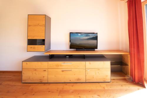 a tv sitting on top of a wooden table at GamserlAlm Fam. Feichtenhofer in Turnau