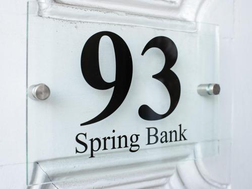 um sinal branco com o número de um banco de primavera em MyUKSuites em Hull