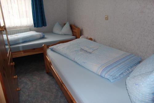 - une chambre avec 2 lits et une fenêtre dans l'établissement Ferienhaus am Klosterhof, à Immendingen