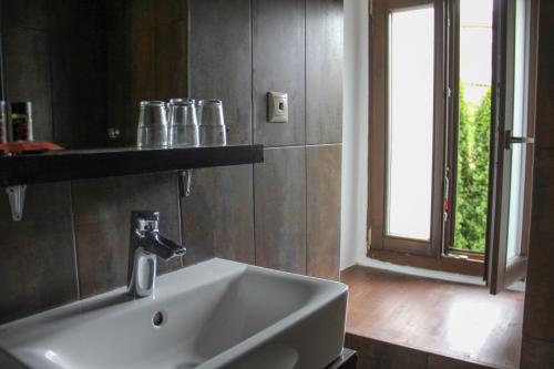 Koupelna v ubytování Tsarbou Guesthouse