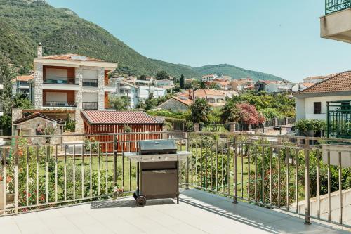 una parrilla en el balcón de una casa en Apartments Villa Swissmonte, en Herceg-Novi