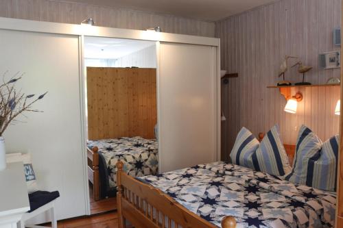 sypialnia z łóżkiem i dużym lustrem w obiekcie Ferienwohnung mit Sauna w mieście Bleckede