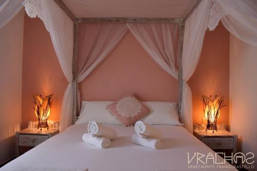 Posteľ alebo postele v izbe v ubytovaní Vrachos Apartments