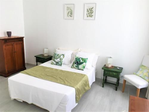 - une chambre avec un lit, deux tables et une chaise dans l'établissement T3 lumineux gare Saint-Charles, à Marseille