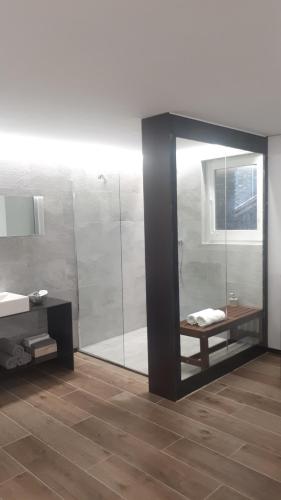 ein Badezimmer mit einem großen Spiegel und einem Waschbecken in der Unterkunft cal dalmau apartaments loft in Pardines