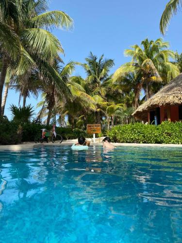 un grupo de personas nadando en una piscina en Hotel Villa Kiin, en Isla Mujeres