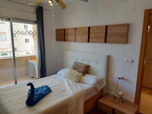 ビリャホヨサにあるapartamento moderno en la playaのベッドルーム1室(青い袋付きのベッド1台付)