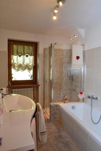 a bathroom with a tub and a shower at Lo Pallier de Ré in Aymavilles
