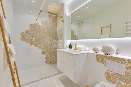La salle de bains blanche est pourvue d'un lavabo et d'un miroir. dans l'établissement Baltica SeaView by TriApart, à Gdańsk