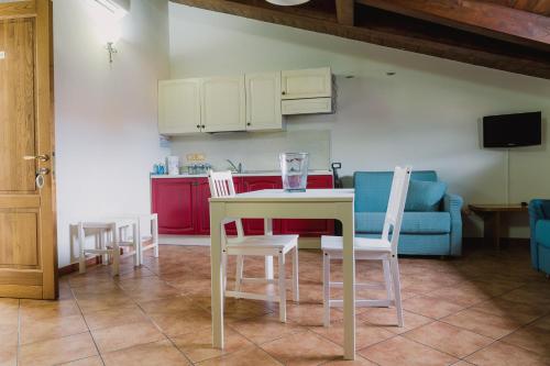 salon ze stołem i krzesłami oraz kuchnię w obiekcie APPARTAMENTI IN RESIDENCE SENTIERI NELLA ROCCIA w mieście Piaggine