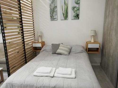 een slaapkamer met een bed met twee handdoeken erop bij Departamento céntrico en Planta baja in San Miguel de Tucumán