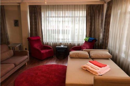 ein Schlafzimmer mit 2 Betten, einem Sofa und einem Stuhl in der Unterkunft Main Street Resort in Istanbul