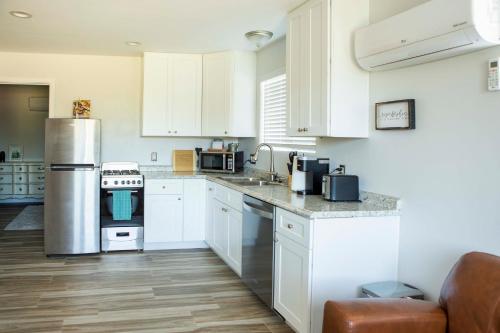 Η κουζίνα ή μικρή κουζίνα στο Peaceful Peoria Bungalow with Pool and BBQ