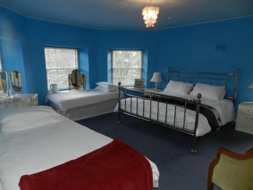 Postel nebo postele na pokoji v ubytování Clunebeg Lodge